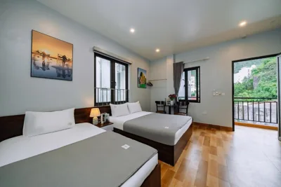 Deluxe Double Room with Balcony — Napoli Hostel Cat Ba