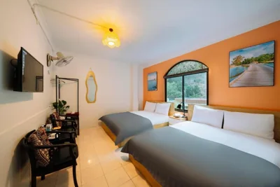 Quadrupla con vista sulle montagne — Napoli Hostel Cat Ba