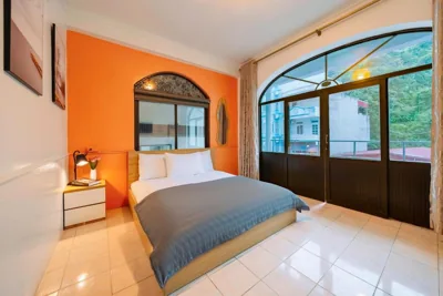 Queen Room con balcone — Napoli Hostel Cat Ba